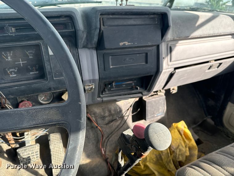 image for item MU9805 1995 Ford  F800 digger derrick truck