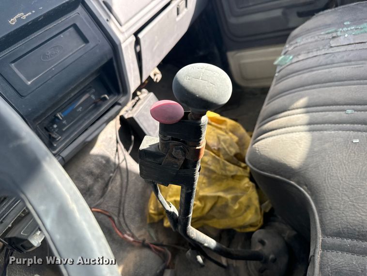 image for item MU9805 1995 Ford  F800 digger derrick truck