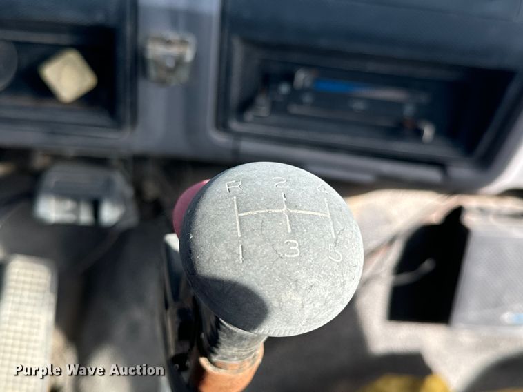 image for item MU9805 1995 Ford  F800 digger derrick truck