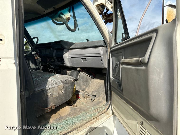 image for item MU9805 1995 Ford  F800 digger derrick truck