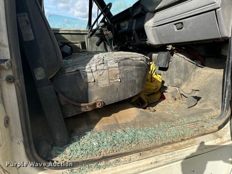 image for item MU9805 1995 Ford  F800 digger derrick truck