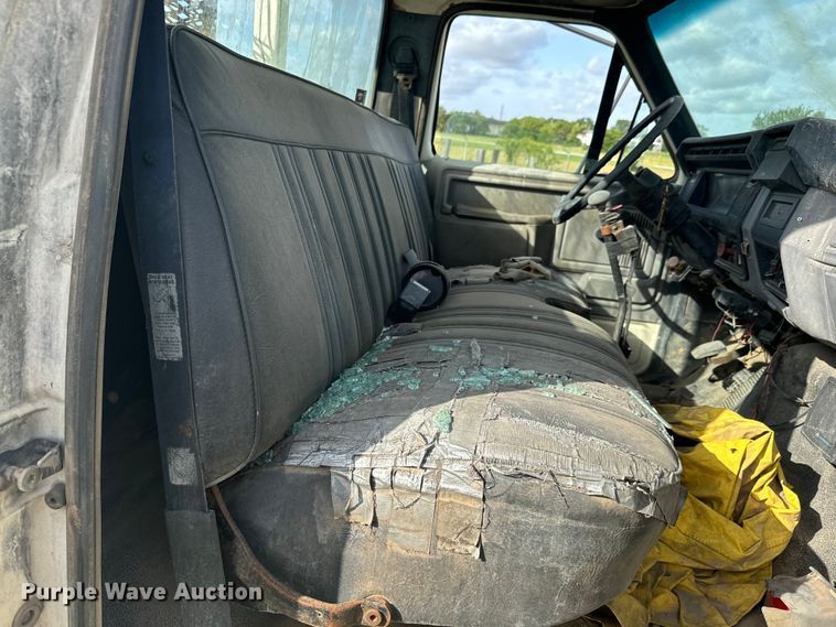 image for item MU9805 1995 Ford  F800 digger derrick truck