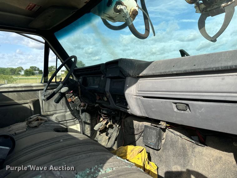 image for item MU9805 1995 Ford  F800 digger derrick truck