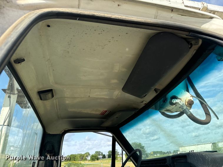 image for item MU9805 1995 Ford  F800 digger derrick truck