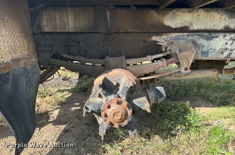 image for item MU9805 1995 Ford  F800 digger derrick truck