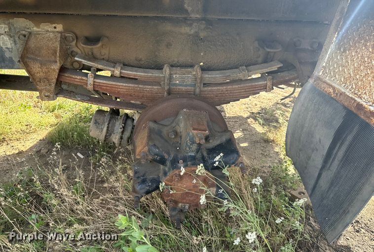 image for item MU9805 1995 Ford  F800 digger derrick truck