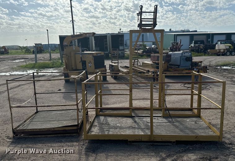 image for item MU9860 (2) man baskets