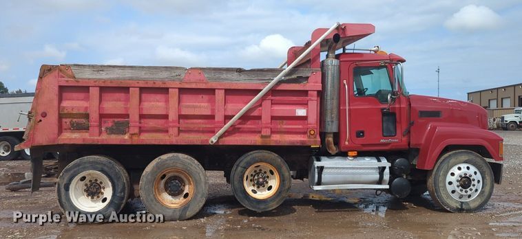 image for item NG9800 2004 Mack CH613 dump truck