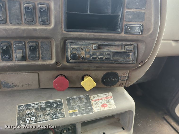 image for item NG9800 2004 Mack CH613 dump truck