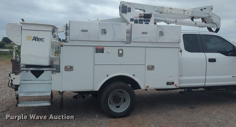 image for item NG9874 2017 Ford  F550 bucket truck