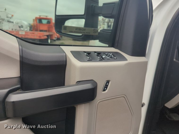 image for item NG9874 2017 Ford  F550 bucket truck