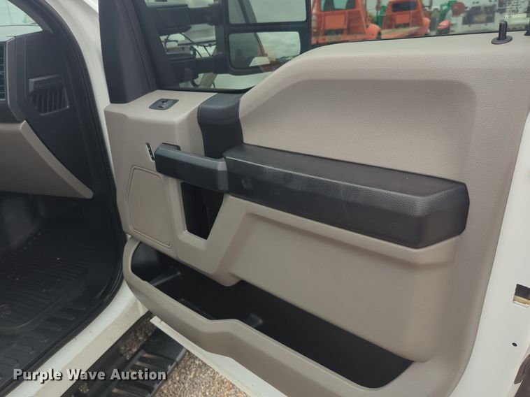 image for item NG9874 2017 Ford  F550 bucket truck