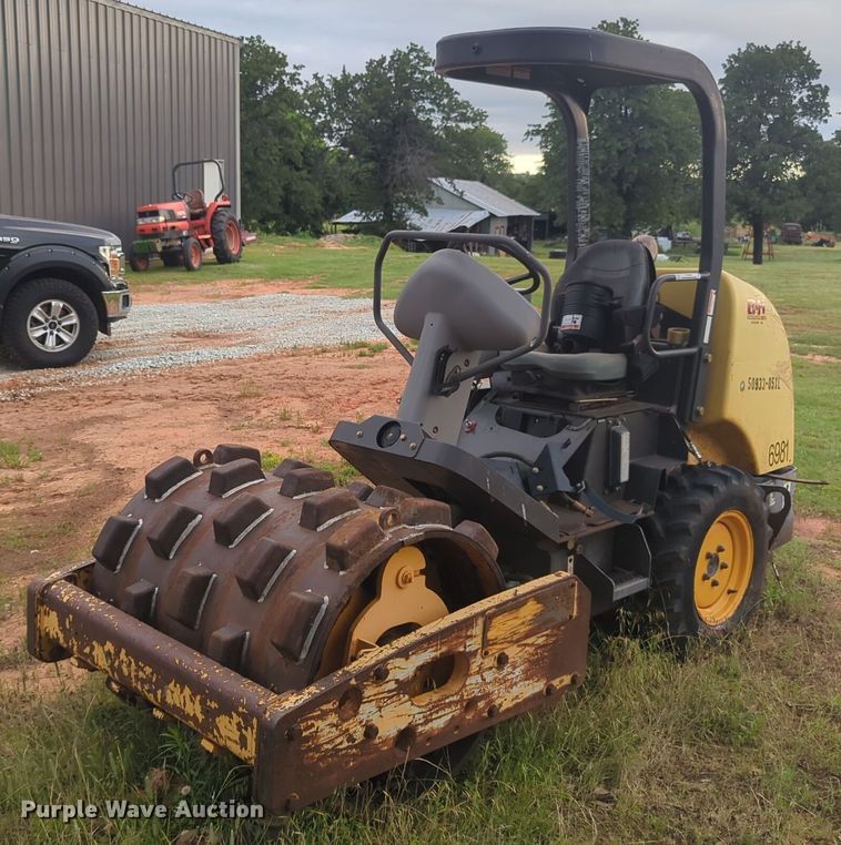 image for item NG9880 2010 Volvo SD25D single drum roller