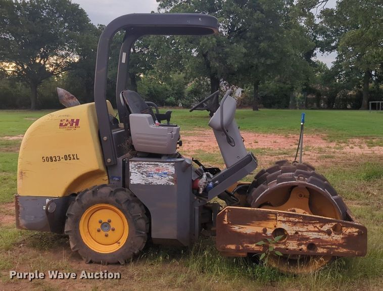 image for item NG9880 2010 Volvo SD25D single drum roller