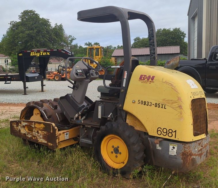 image for item NG9880 2010 Volvo SD25D single drum roller