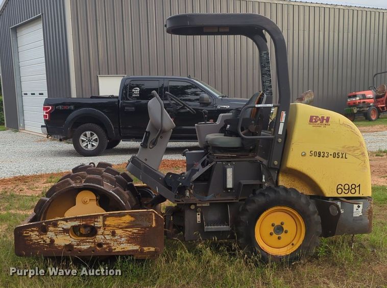 image for item NG9880 2010 Volvo SD25D single drum roller