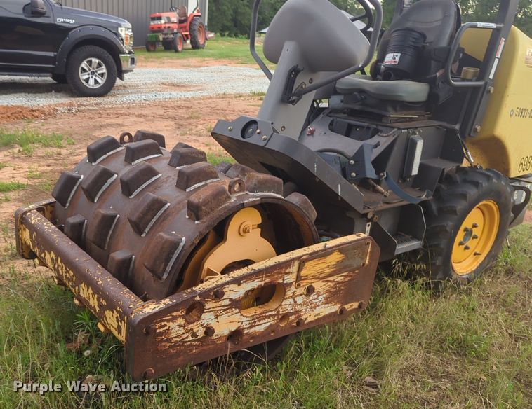 image for item NG9880 2010 Volvo SD25D single drum roller