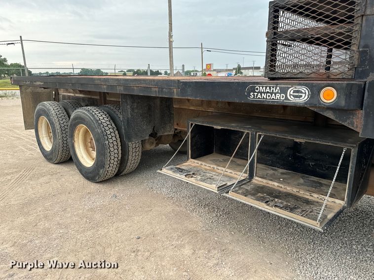 image for item NL9867 1997 Freightliner  FL80 flatbed truck