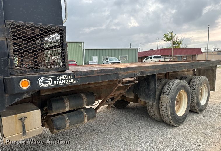 image for item NL9867 1997 Freightliner  FL80 flatbed truck