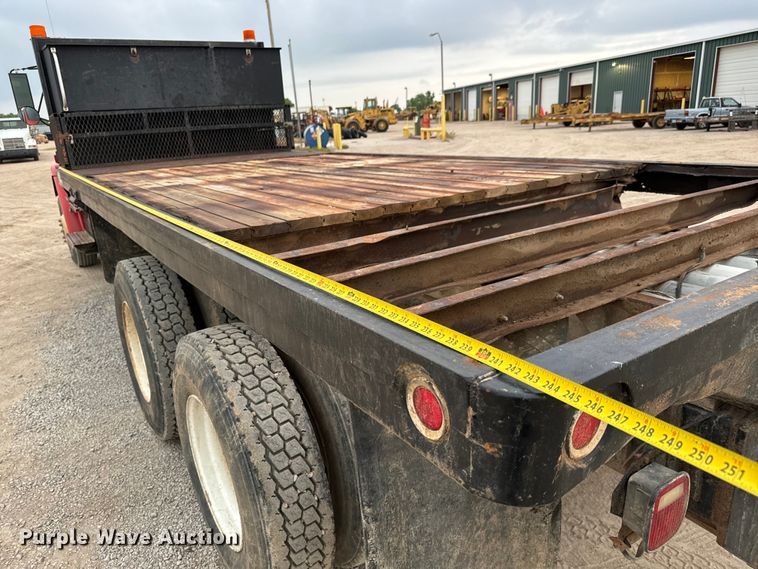 image for item NL9867 1997 Freightliner  FL80 flatbed truck