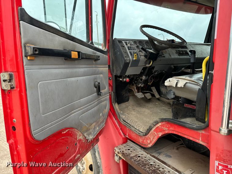 image for item NL9867 1997 Freightliner  FL80 flatbed truck