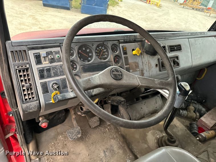 image for item NL9867 1997 Freightliner  FL80 flatbed truck