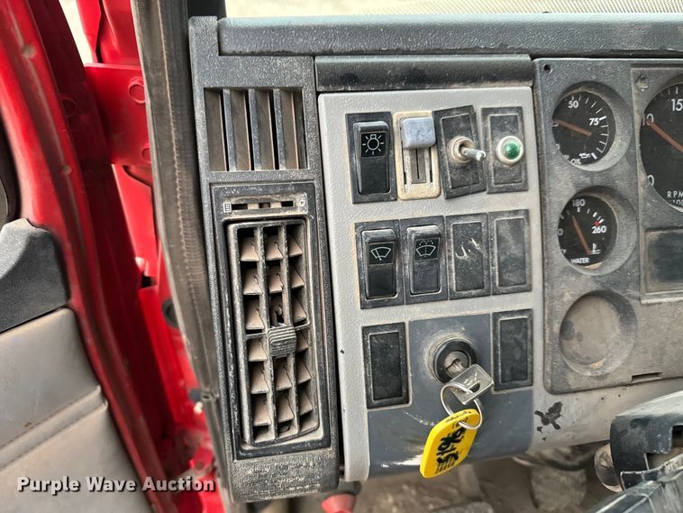 image for item NL9867 1997 Freightliner  FL80 flatbed truck