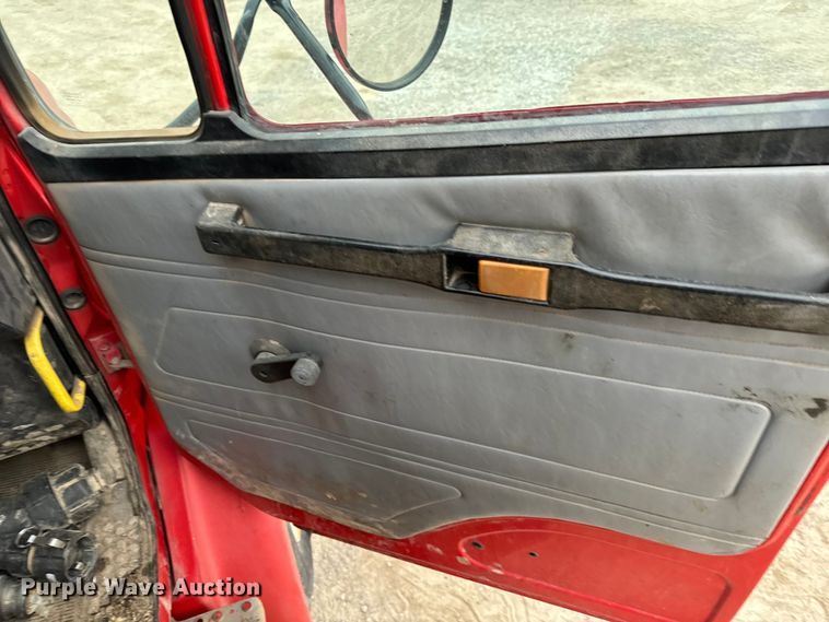 image for item NL9867 1997 Freightliner  FL80 flatbed truck