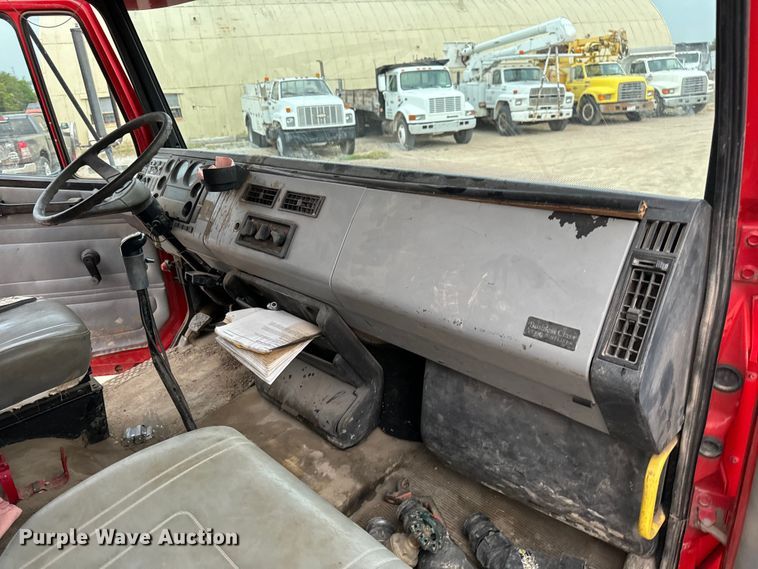 image for item NL9867 1997 Freightliner  FL80 flatbed truck