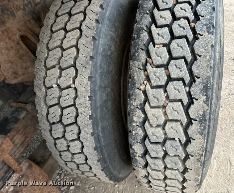 image for item NL9867 1997 Freightliner  FL80 flatbed truck