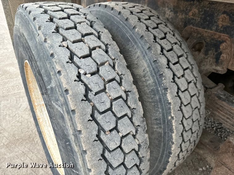 image for item NL9867 1997 Freightliner  FL80 flatbed truck