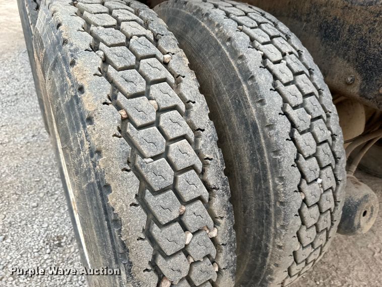 image for item NL9867 1997 Freightliner  FL80 flatbed truck