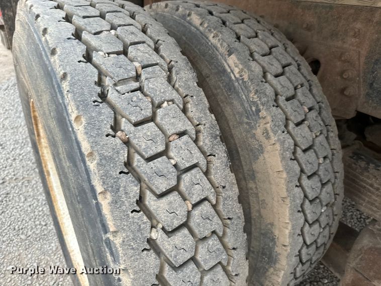 image for item NL9867 1997 Freightliner  FL80 flatbed truck