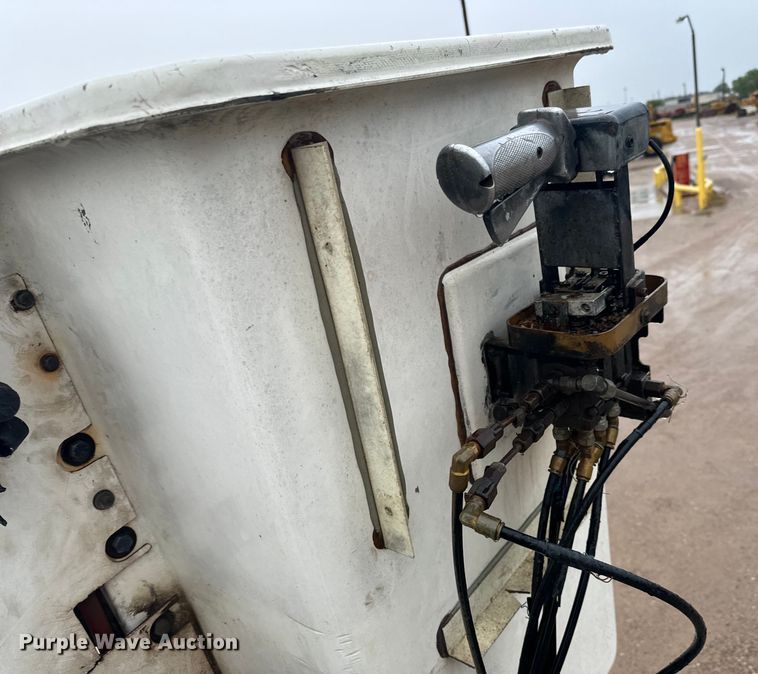 image for item NL9870 1990 Ford F700 bucket truck