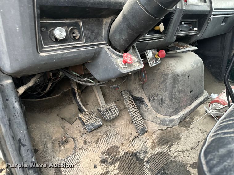 image for item NL9870 1990 Ford F700 bucket truck