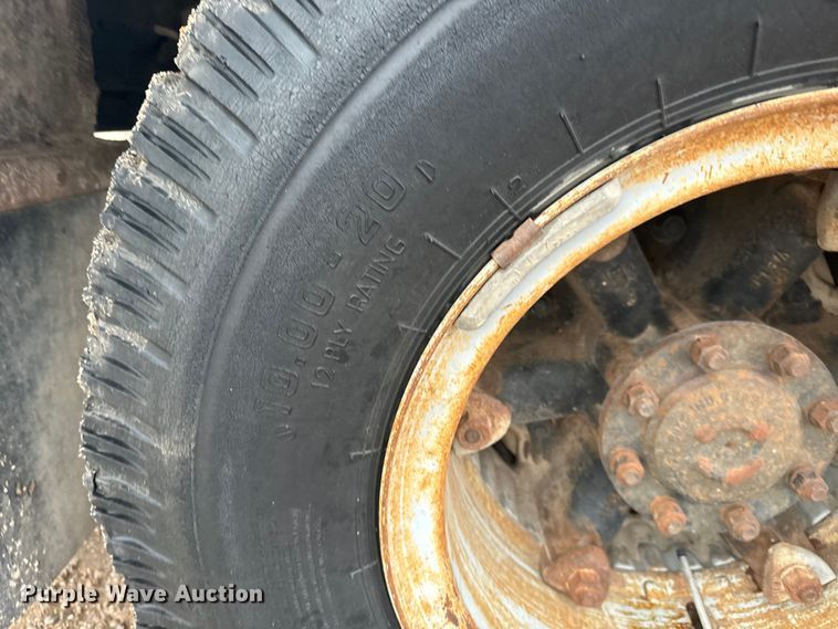 image for item NL9870 1990 Ford F700 bucket truck