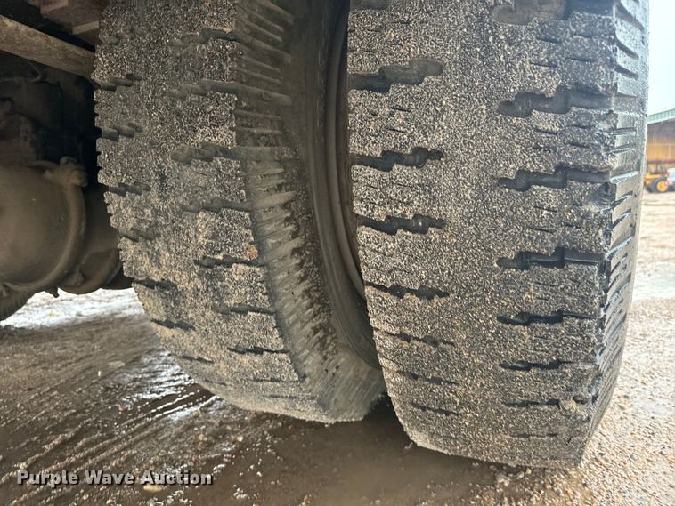 image for item NL9870 1990 Ford F700 bucket truck