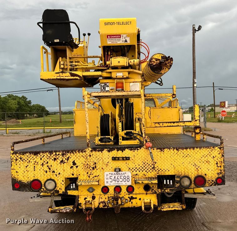 image for item NL9871 1995 Ford F700 digger derrick truck