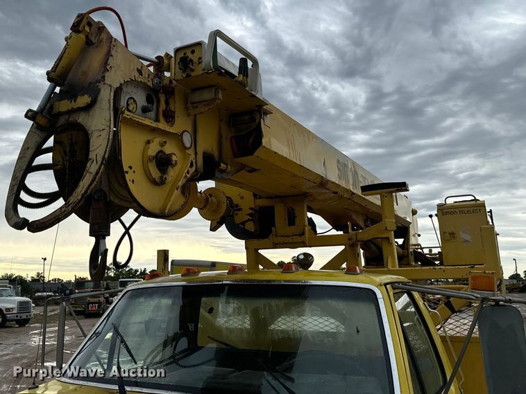 image for item NL9871 1995 Ford F700 digger derrick truck