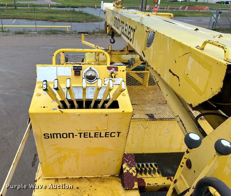 image for item NL9871 1995 Ford F700 digger derrick truck