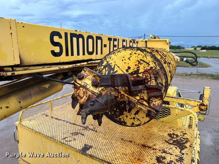 image for item NL9871 1995 Ford F700 digger derrick truck