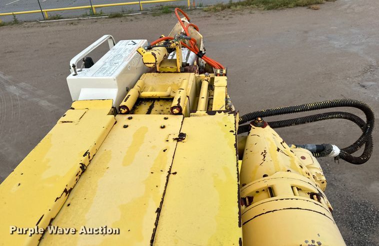 image for item NL9871 1995 Ford F700 digger derrick truck