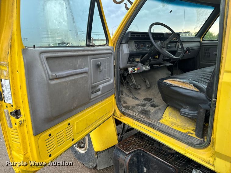 image for item NL9871 1995 Ford F700 digger derrick truck