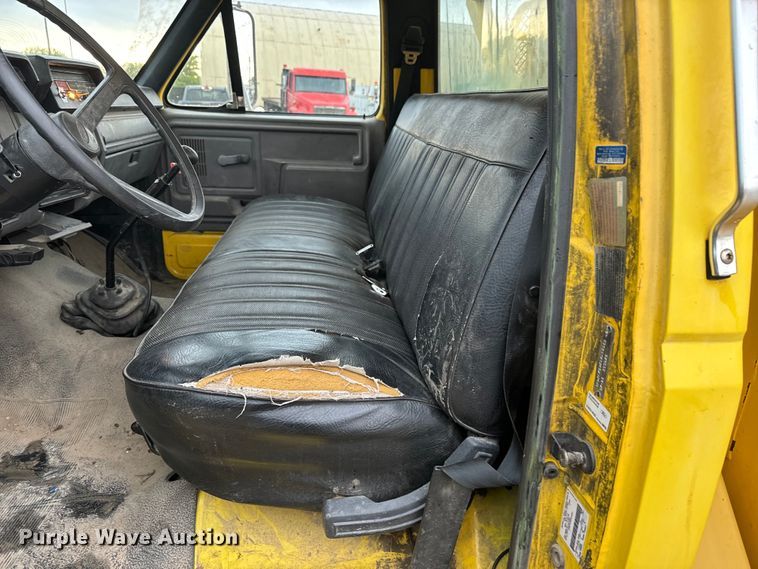 image for item NL9871 1995 Ford F700 digger derrick truck