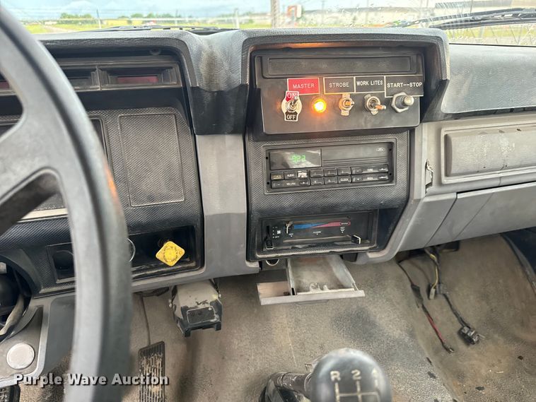 image for item NL9871 1995 Ford F700 digger derrick truck