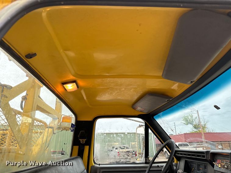 image for item NL9871 1995 Ford F700 digger derrick truck