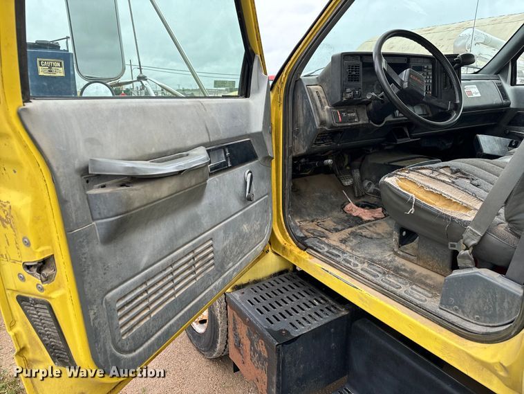 image for item NL9874 1992 GMC TopKick C5500 box truck