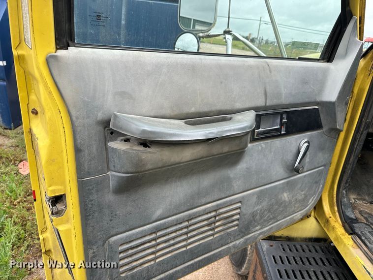 image for item NL9874 1992 GMC TopKick C5500 box truck