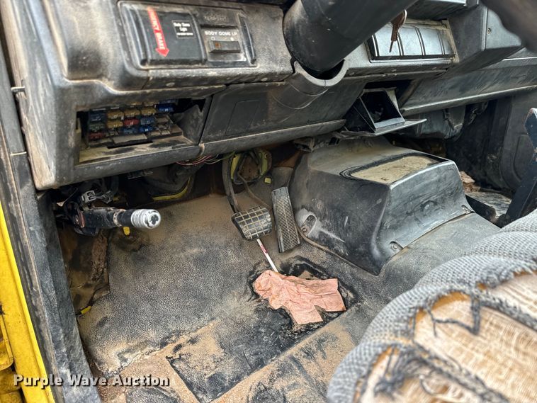 image for item NL9874 1992 GMC TopKick C5500 box truck