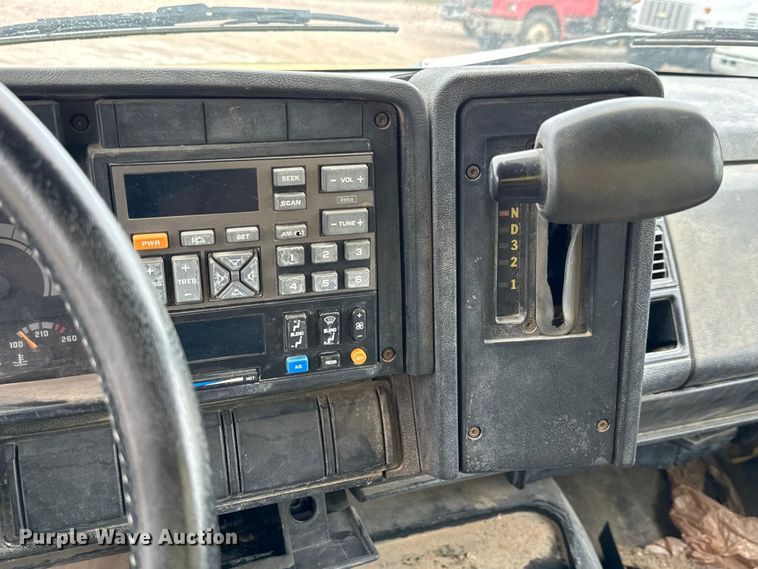 image for item NL9874 1992 GMC TopKick C5500 box truck